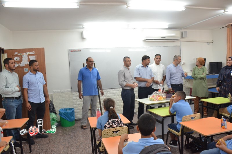 كفرقاسم- فيديو: نواب وأعضاء المجلس البلدي يشاركون الطلاب افتتاح عامهم الدراسي  باجواء بهيجة .